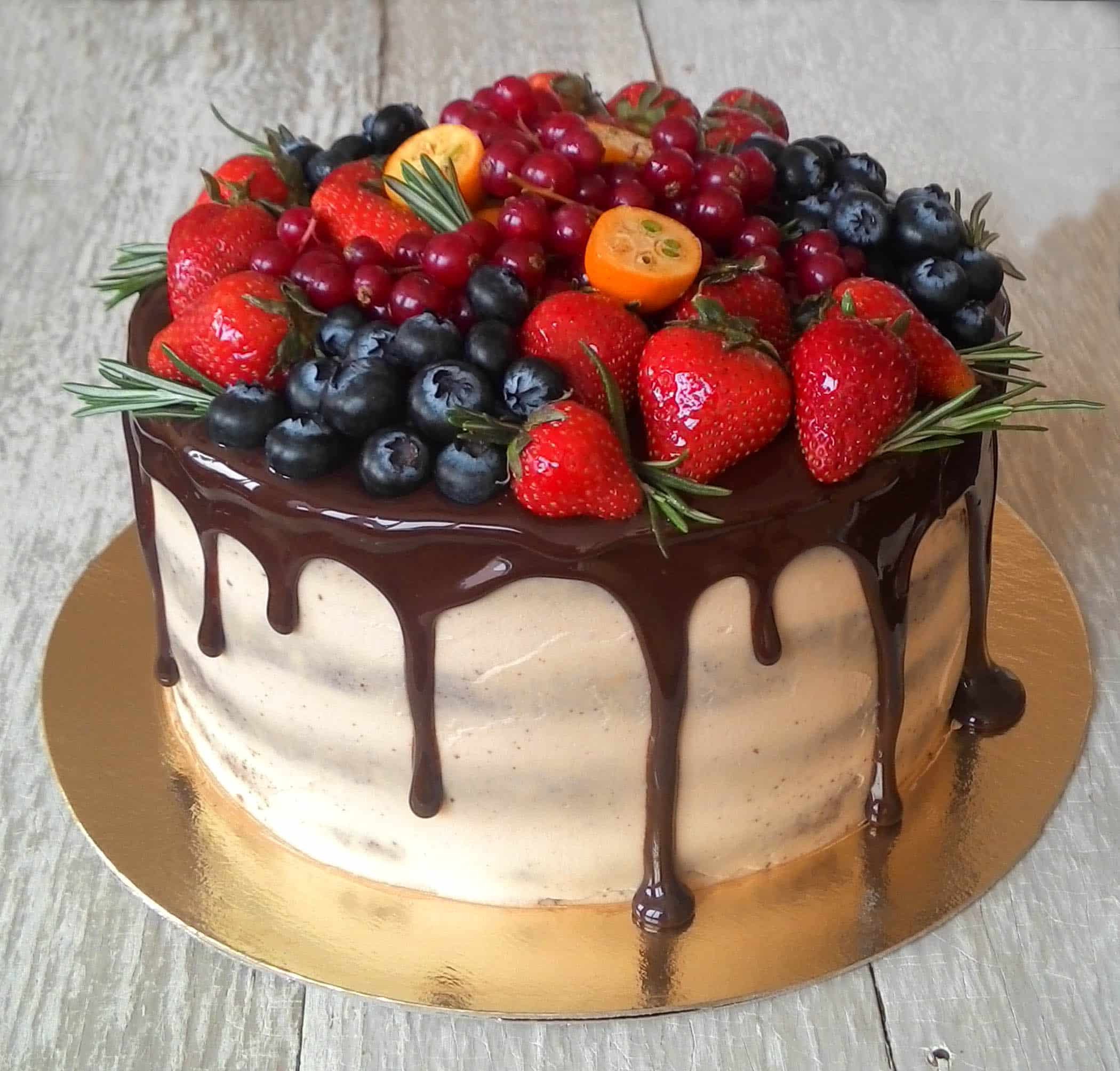 Бисквитный торт на день рождения
