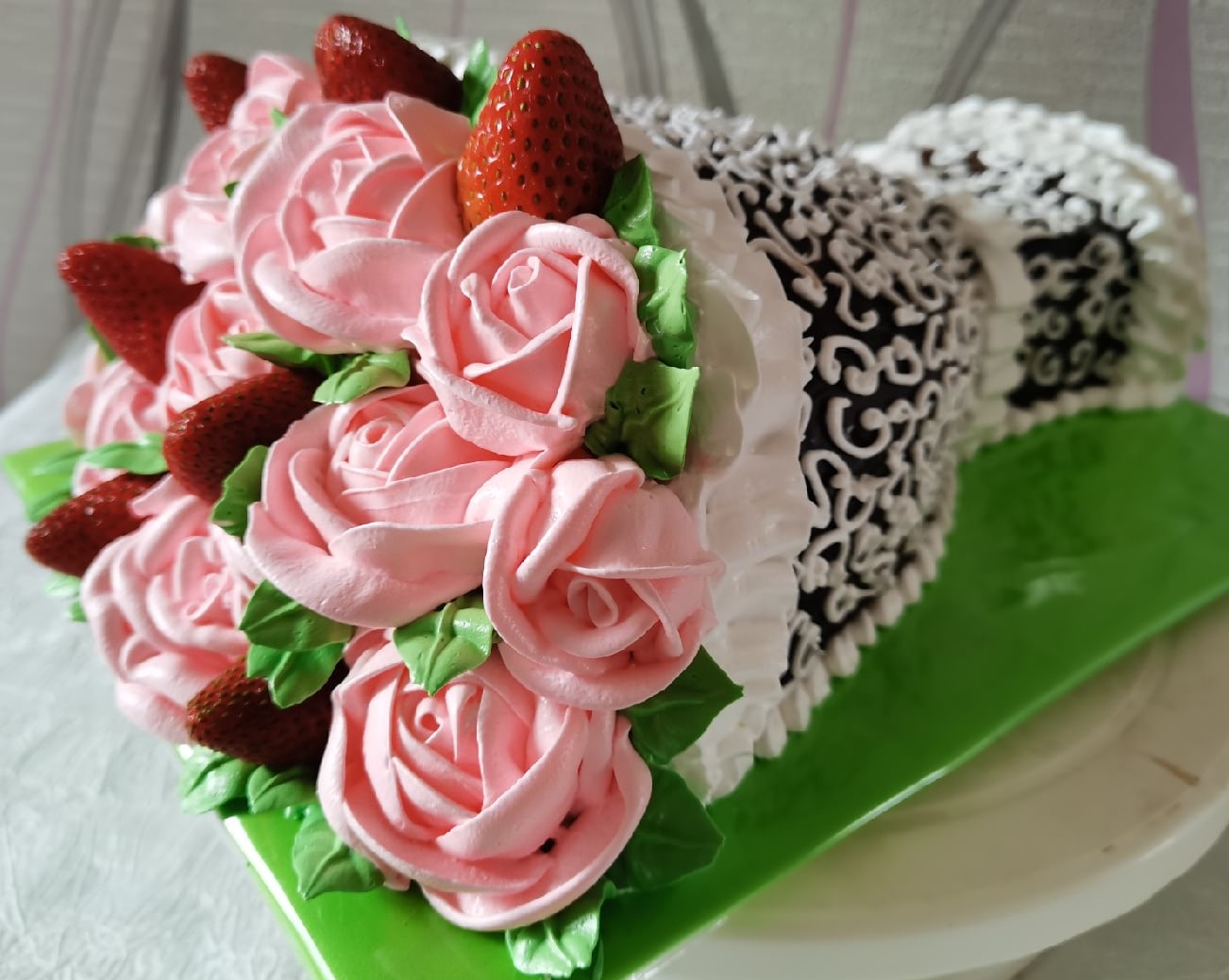 Торт- букет с розами и ягодами 