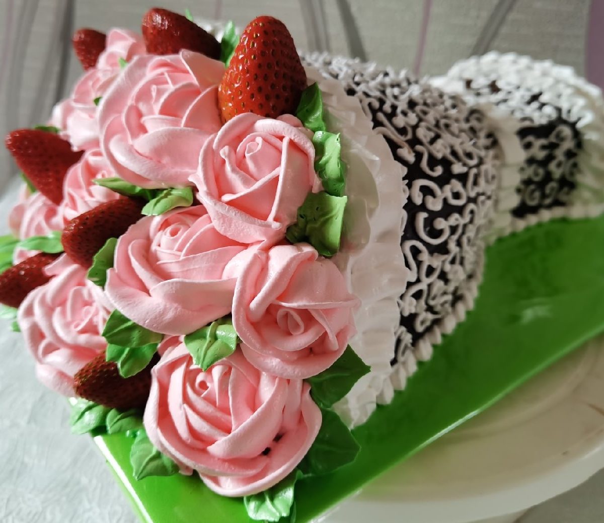 Торт- букет с розами и ягодами 