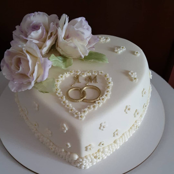 свадебный торт белый с шоколадными инициалами